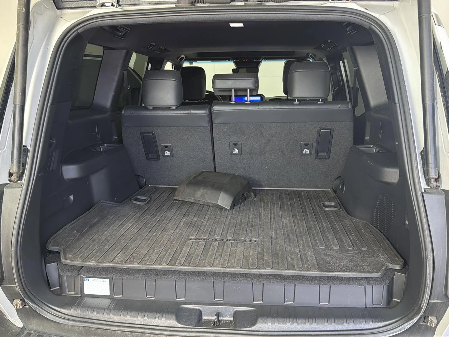 Used 2024 Wind Chill Pearl Toyota Base image 12