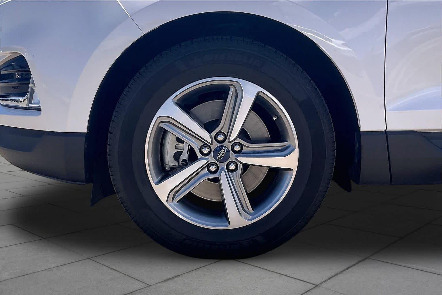 Used 2019 White Platinum Metallic Tri-Coat Ford SEL image 11