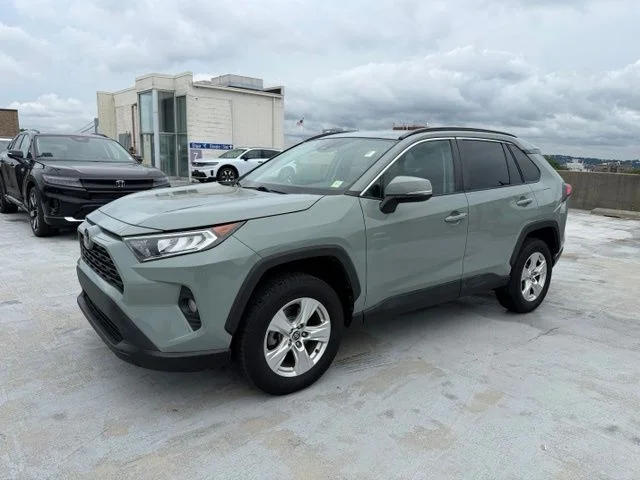 Used 2021  Toyota XLE image 3