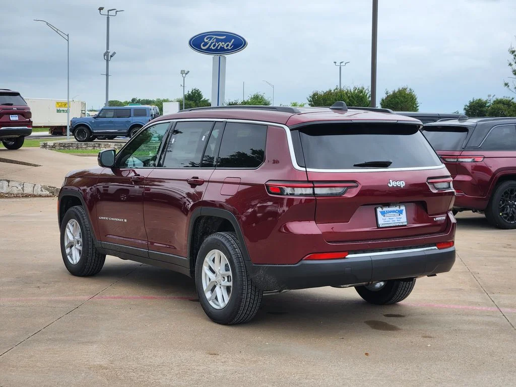 New 2026 Velvet Red Pearl-Coat Exterior Paint Jeep Laredo X image 3