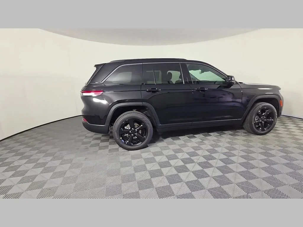 New 2026 Diamond Black Crystal Pearlcoat Jeep Limited image 24