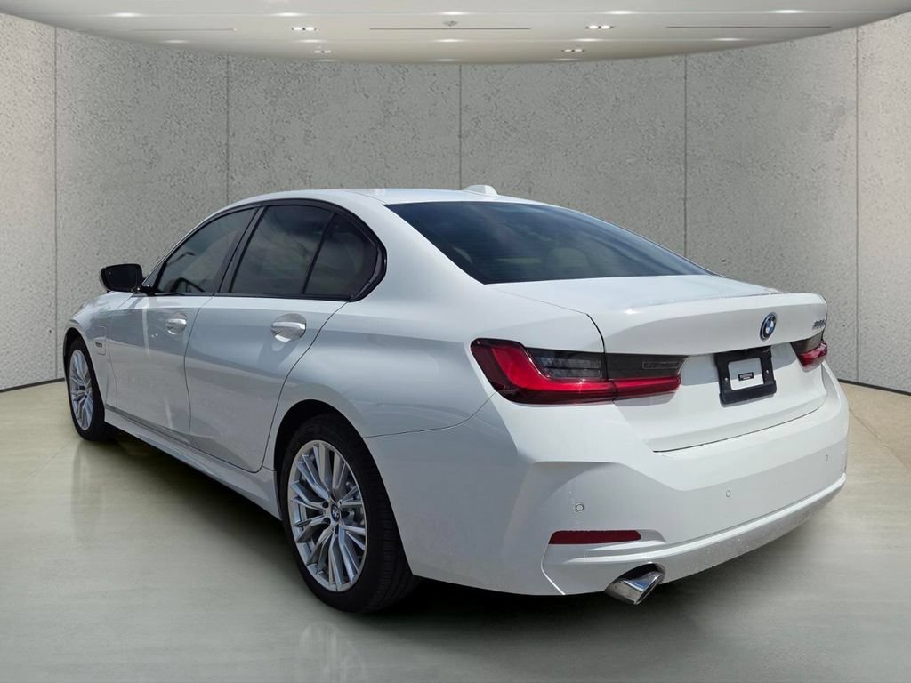 2023 BMW 3 Series 330e - Photo 7
