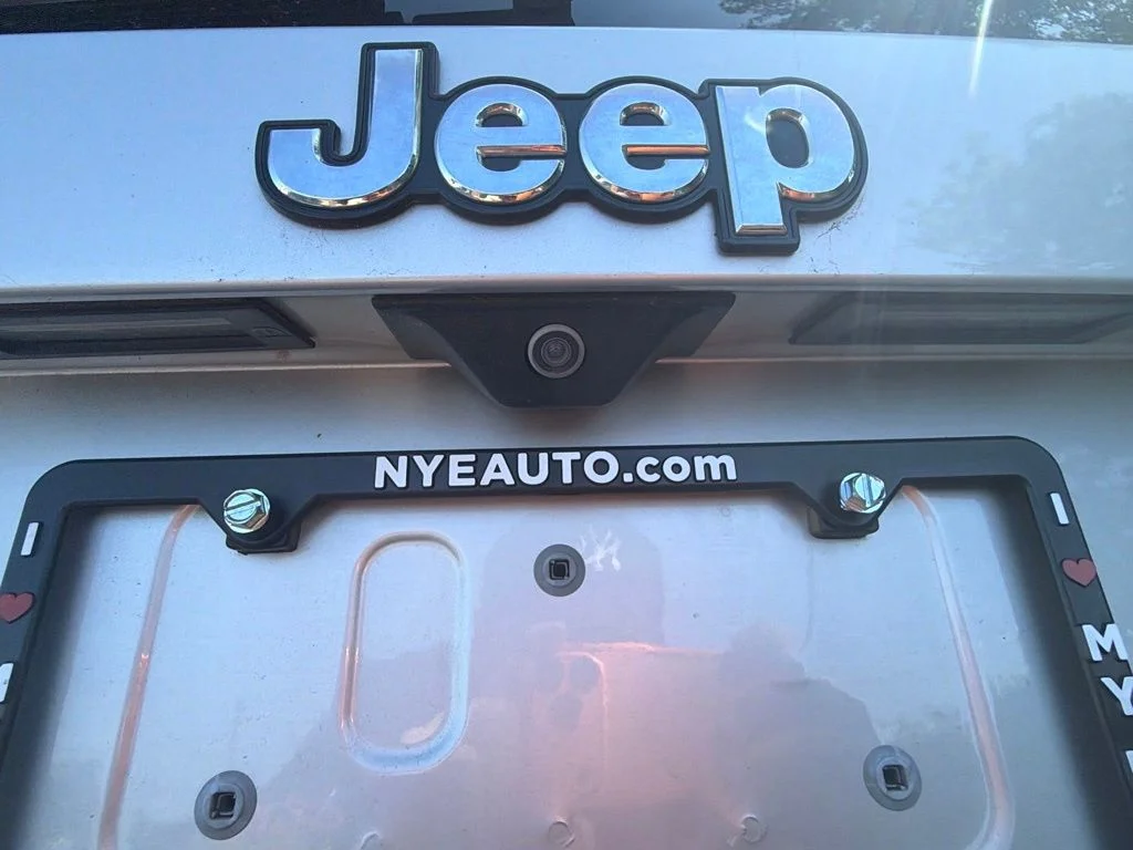 Used 2018 Silver Jeep Limited image 11