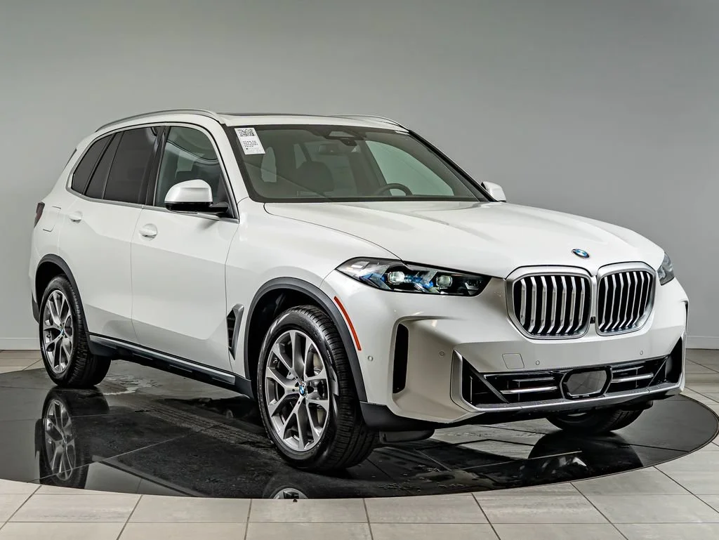 New 2026 Mineral White Metallic BMW xDrive40i image 3