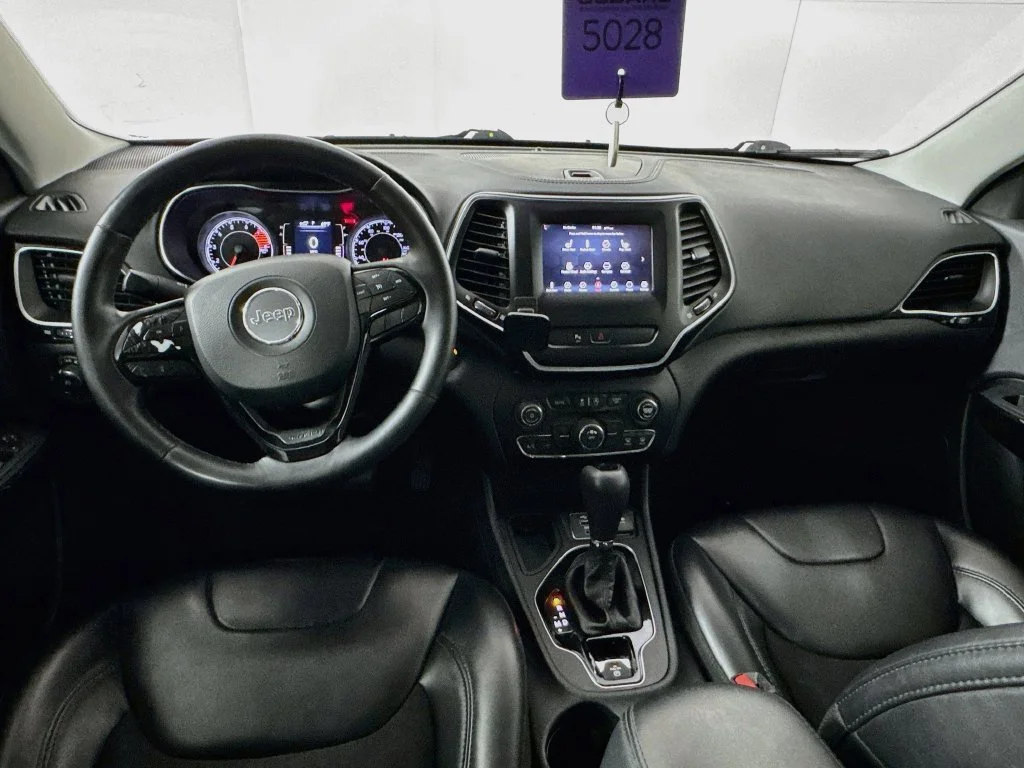 Used 2019 Black Jeep Latitude Plus image 27