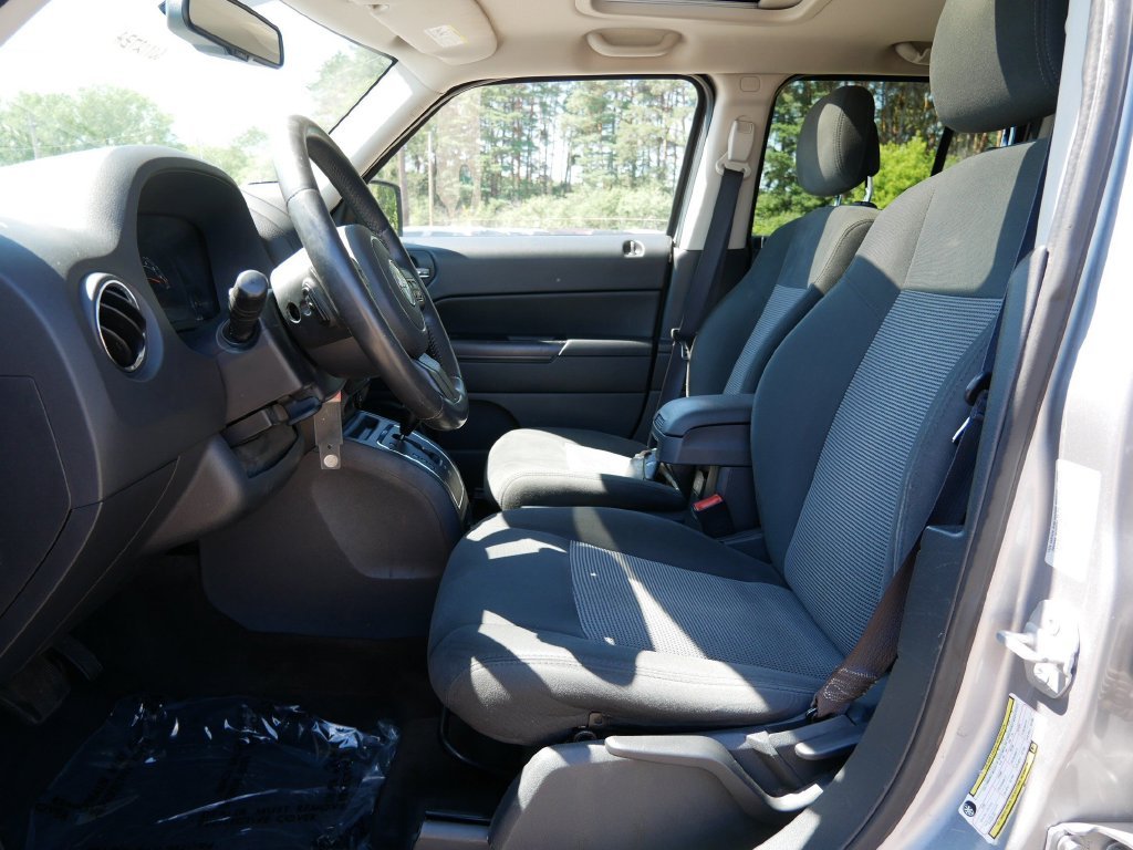 Used 2015 Silver Jeep Latitude image 14