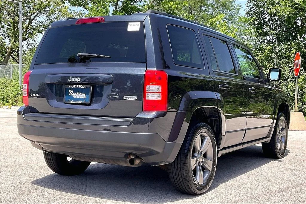 Used 2015 Gray Jeep Latitude image 9