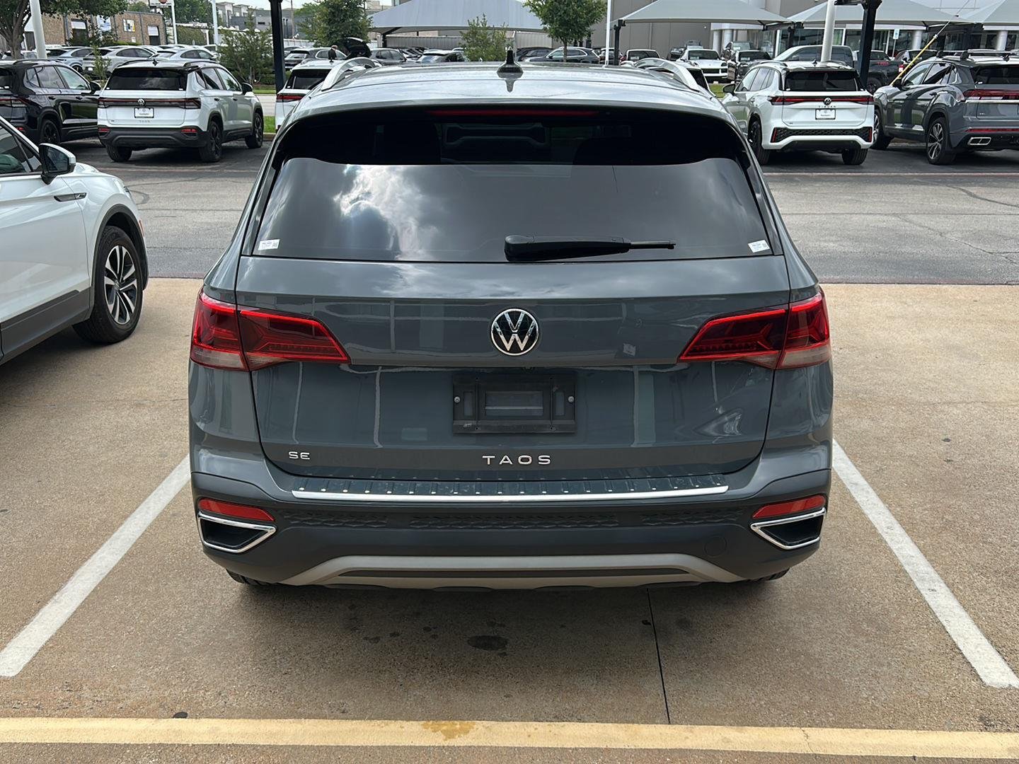 Used 2023  Volkswagen SE image 5