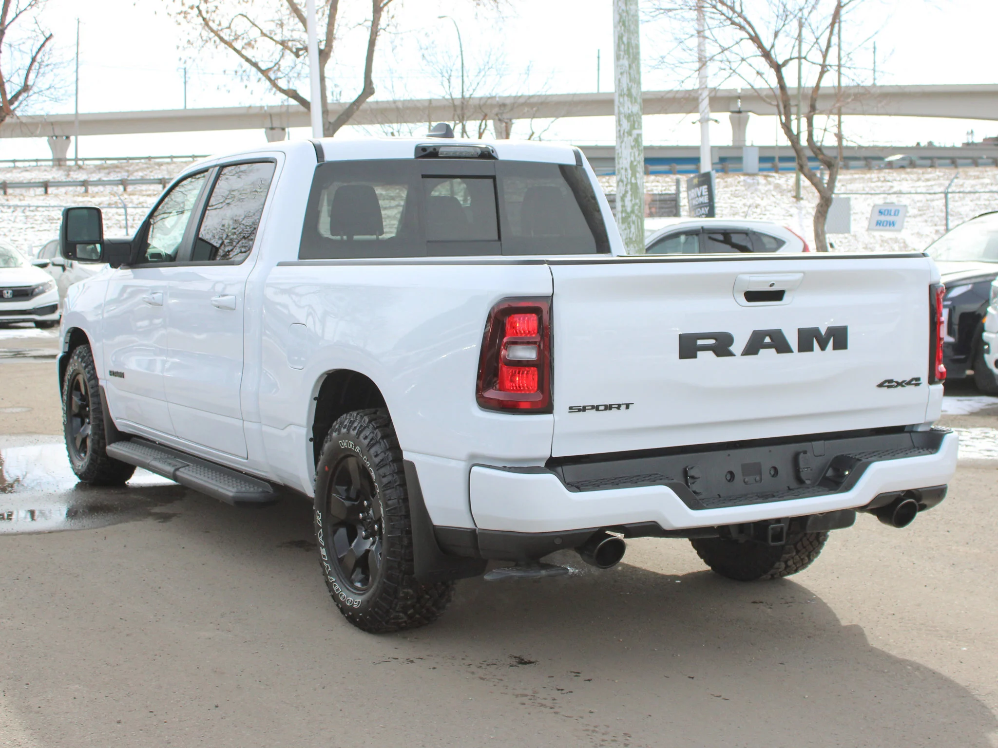 Certified Used 2025 White RAM Sport * Twin Turbo | 420 HP | Trailer Tow Group  | Night Edition | Heated Seats | Apple CarPlay image 14