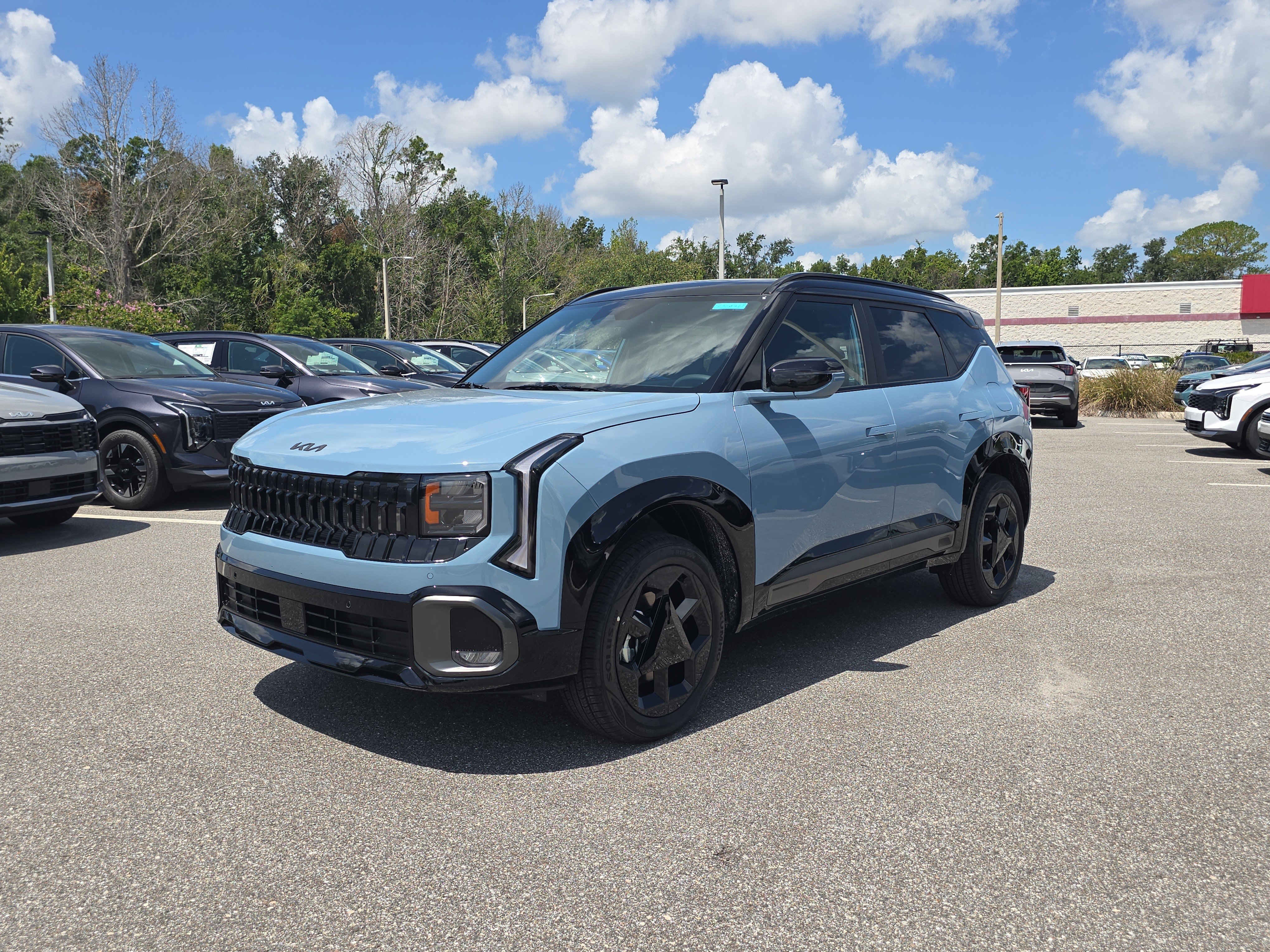 New 2027 Frost Blue / Black Roof Kia X-Line S image 4