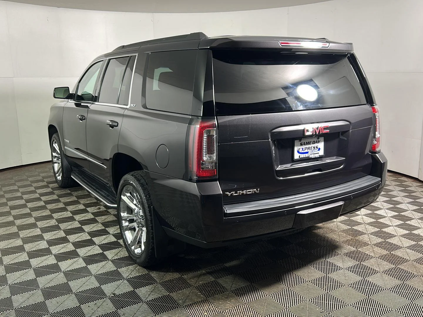 Used 2018 Iridium Metallic GMC SLT image 11