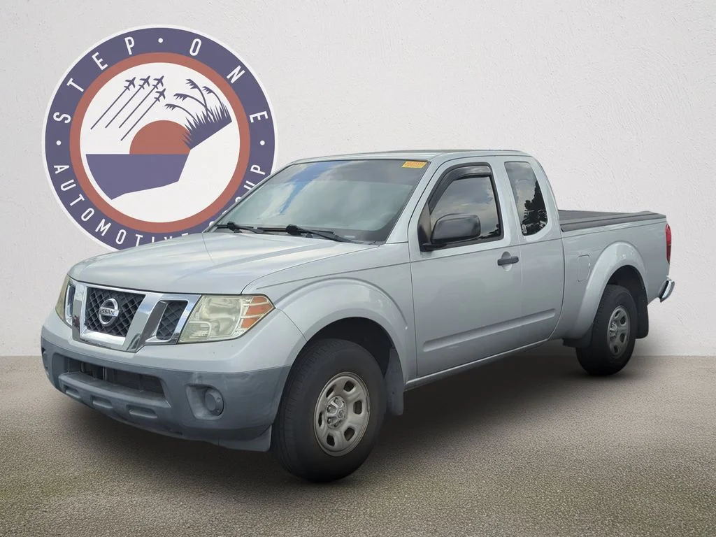 Used 2015 Silver Nissan S image 2