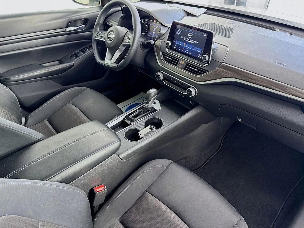 Used 2025 White Nissan 2.5 SV image 33