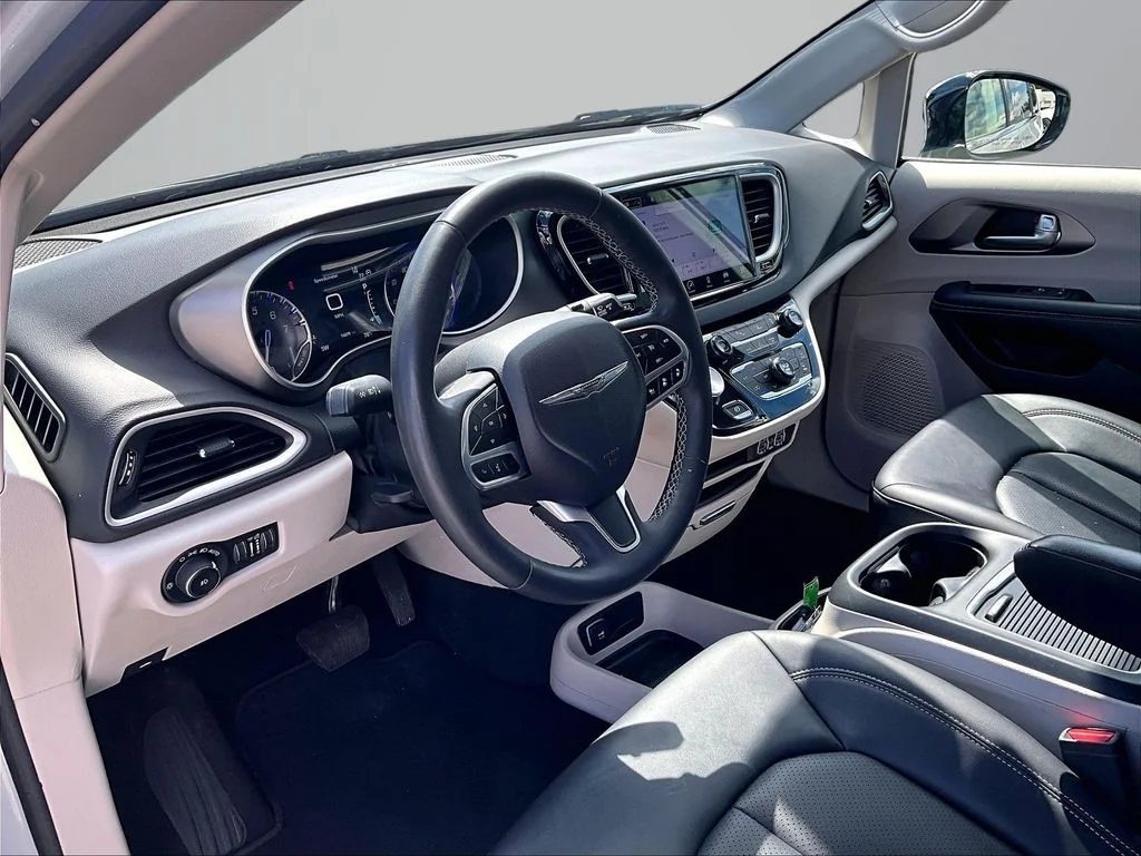 Used 2024 Silver Chrysler Touring L image 15