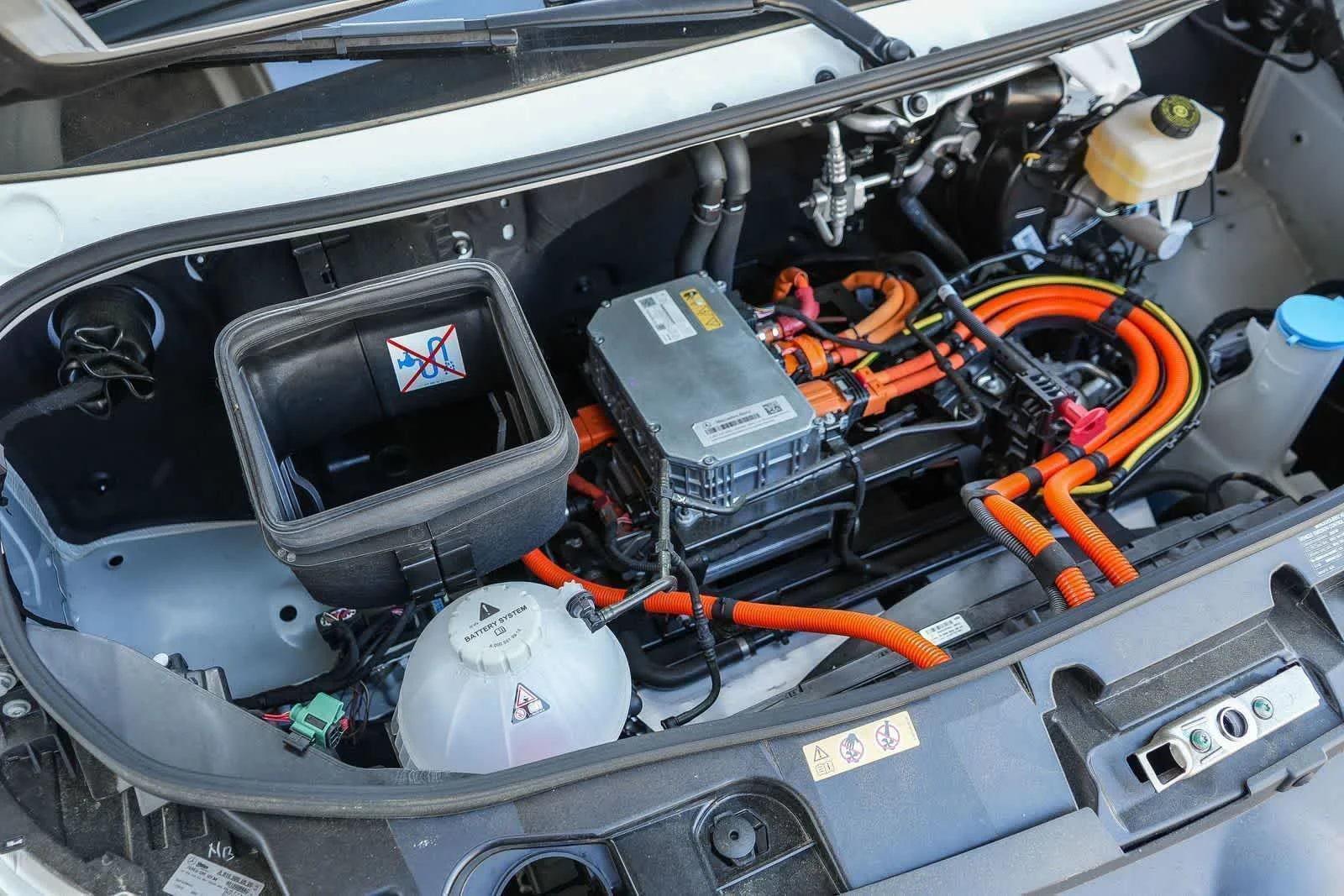 New 2025 Arctic+White Mercedes-Benz Cargo 170WB High Roof 113kW Battery RWD HO Motor image 34