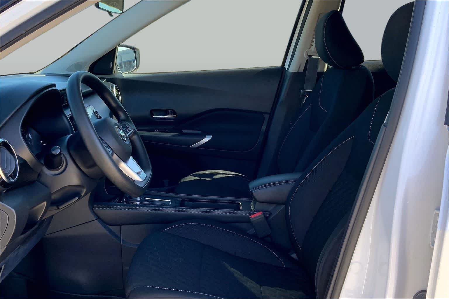 Used 2021 Aspen White/Super Black Nissan SV image 8