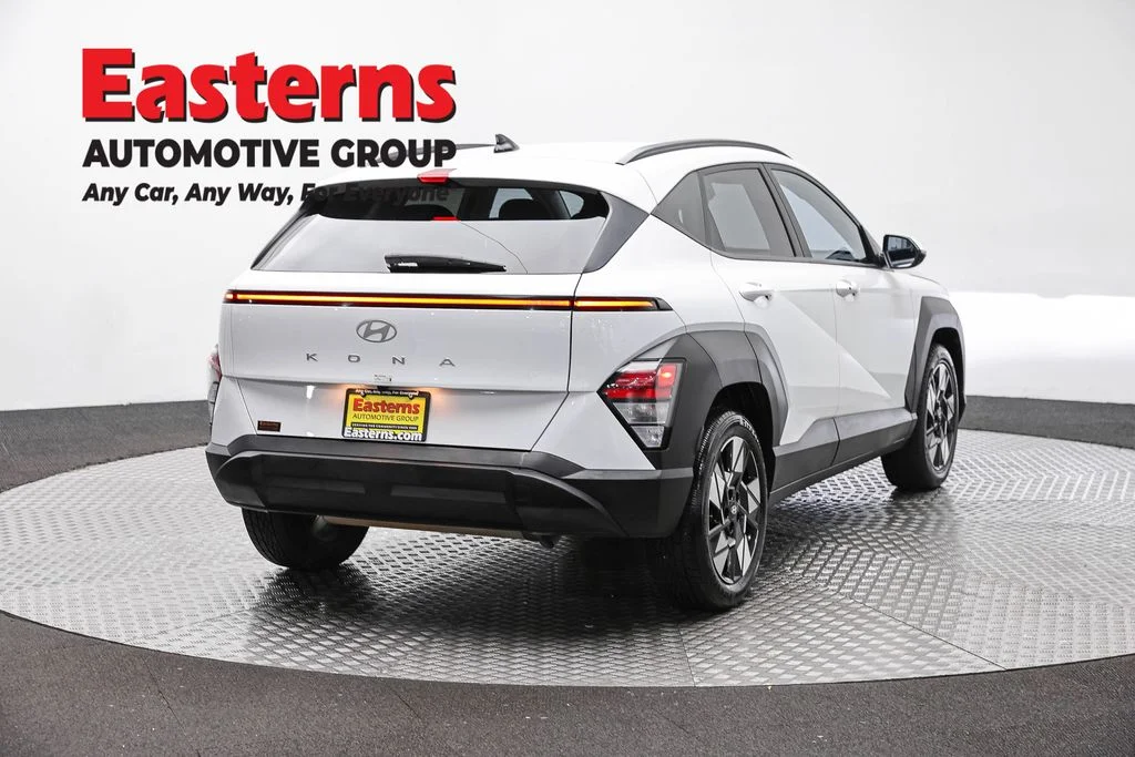 Used 2025 White Hyundai SEL image 5