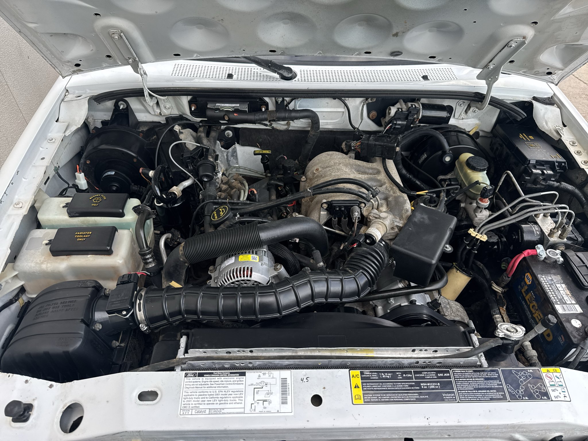 Used 2001 Oxford White Clearcoat Ford Edge image 12