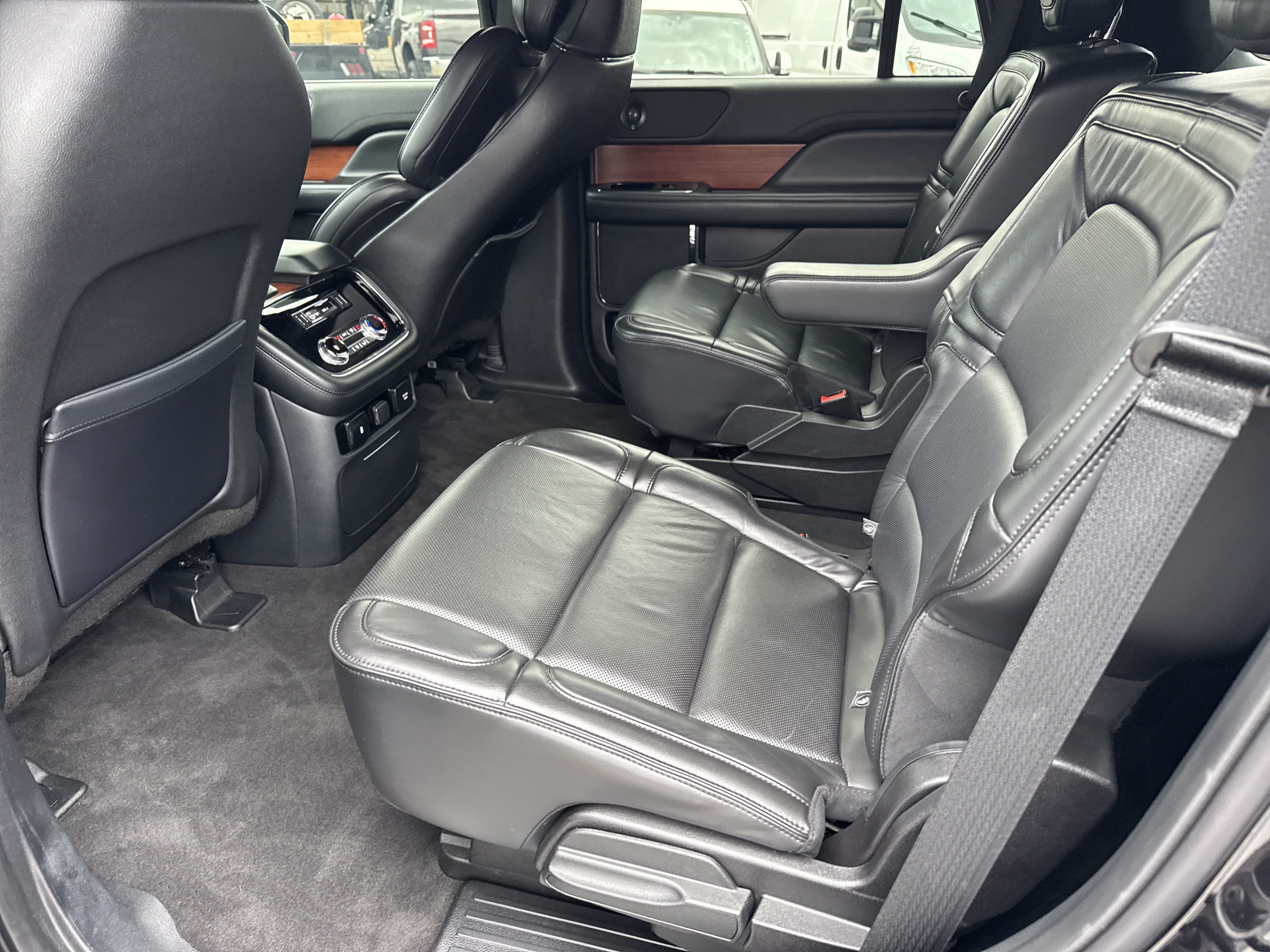 Used 2019 Infinite Black Metallic Lincoln Select image 26
