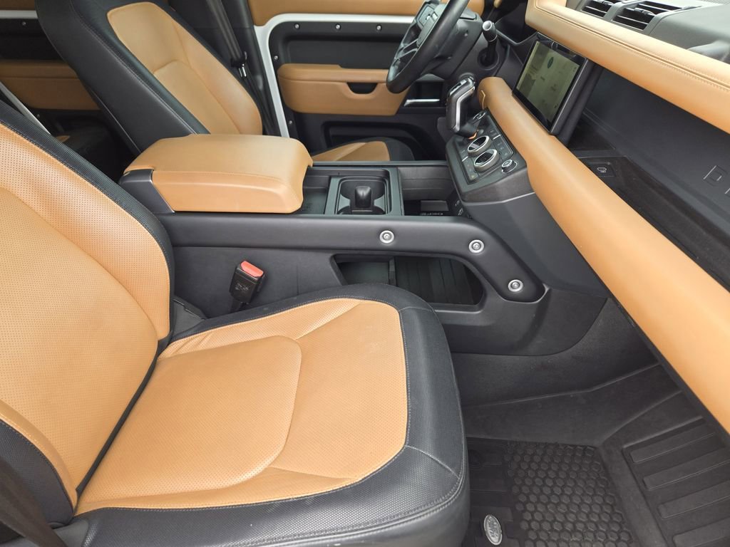 Used 2024 White Land Rover X-Dynamic SE image 9