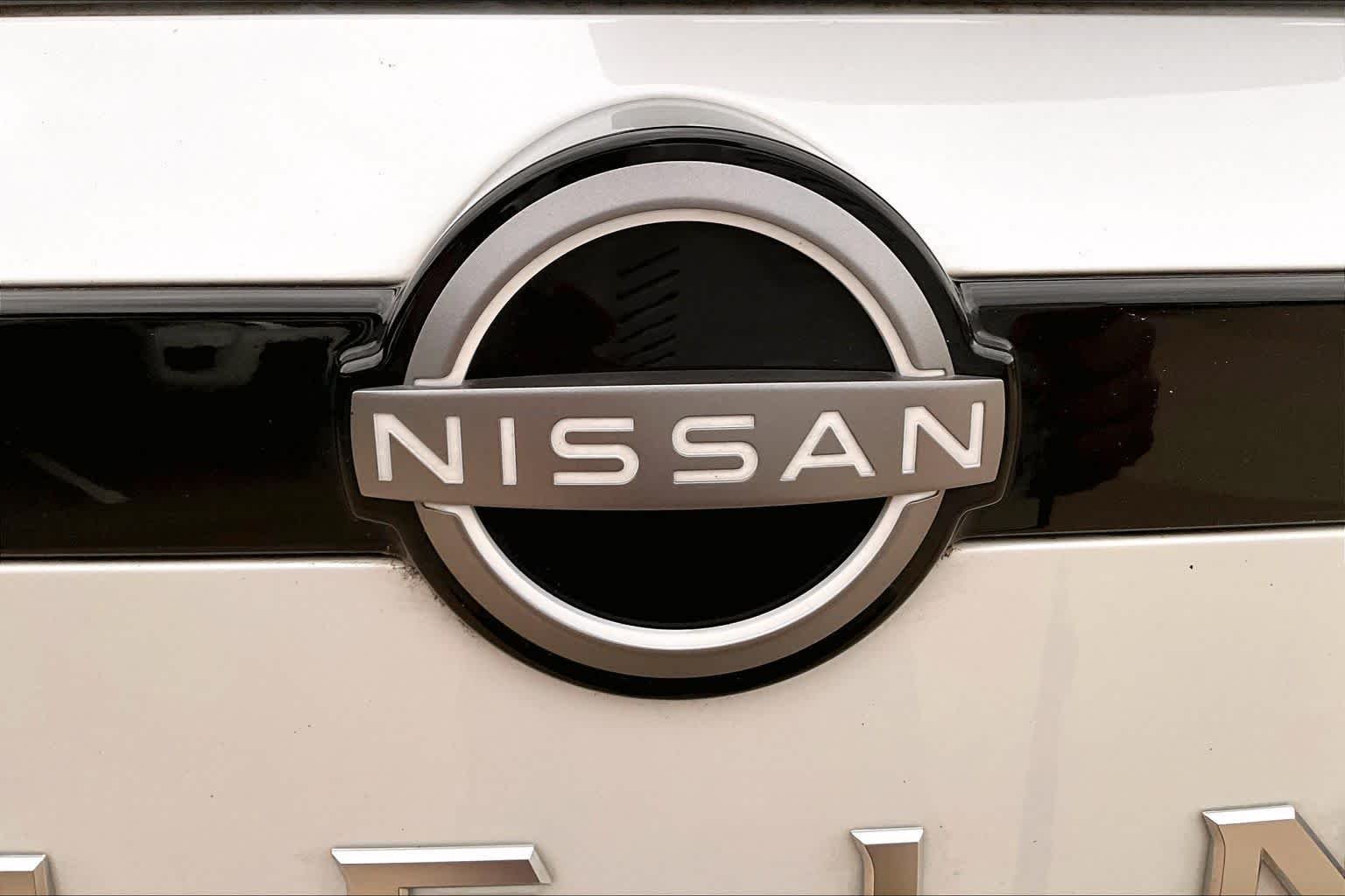 Certified Used 2025 Everest White Pearl Tricoat Nissan Platinum image 30