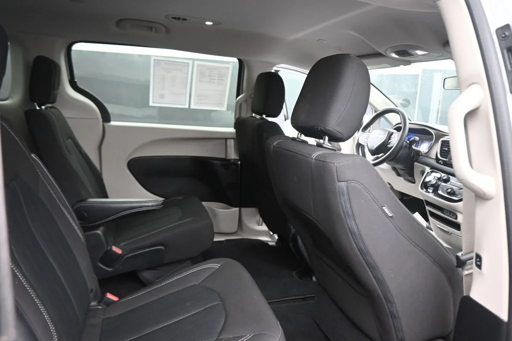 Used 2022 Silver Chrysler LX image 45