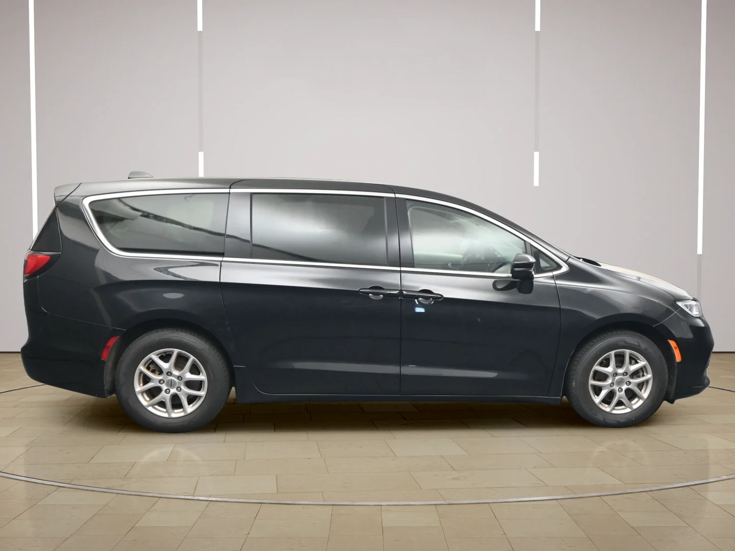 Used 2023 Brilliant Black Crystal Pearlcoat Chrysler Touring L image 8