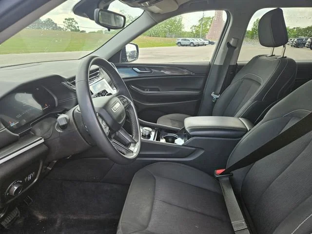 Used 2023  Jeep Laredo image 9