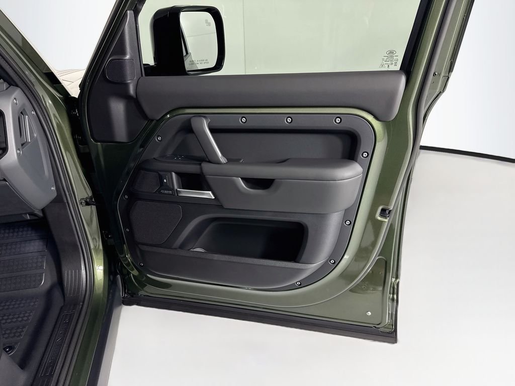 New 2026 Woolstone Green Land Rover X-Dynamic SE image 25