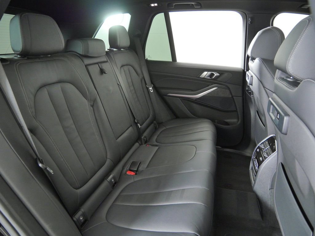 Used 2022 Black Sapphire Metallic BMW xDrive40i image 27
