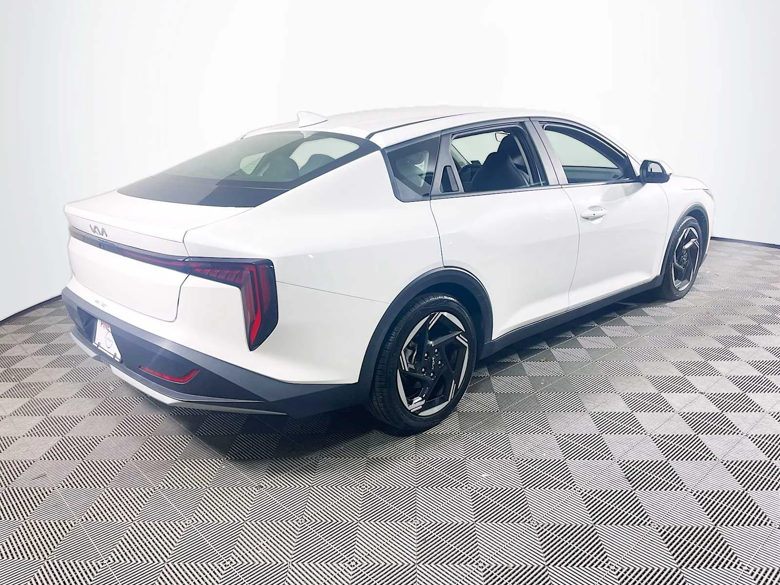Used 2025 Snow White Pearl Kia EX image 4