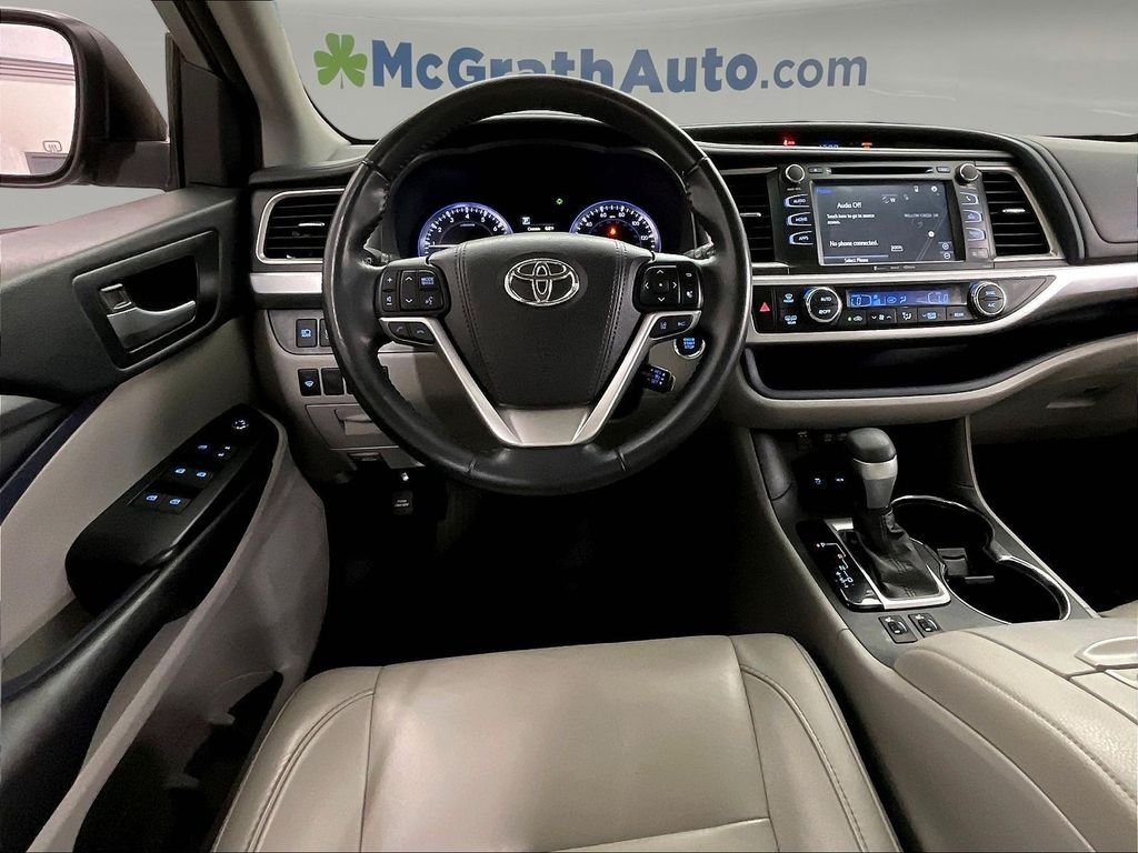 Used 2018 Silver Toyota XLE image 7