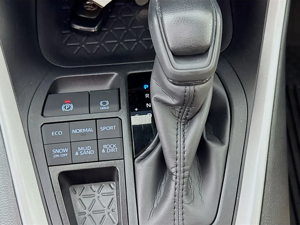 Used 2025  Toyota XLE image 19