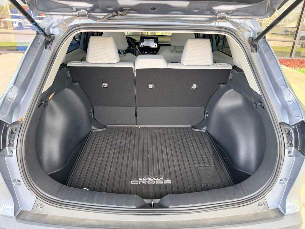 Used 2022 Blue Toyota L image 23