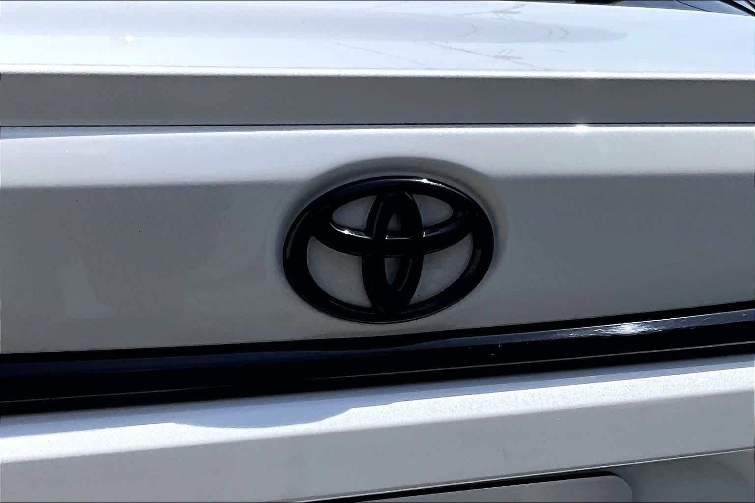 Used 2025 Wind Chill Pearl Toyota SE image 31
