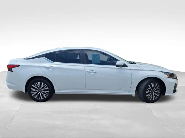 Used 2024 White Nissan 2.5 SV image 9
