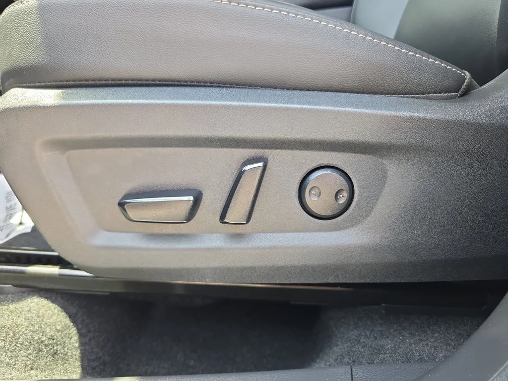Used 2025 Gray Nissan SV image 17