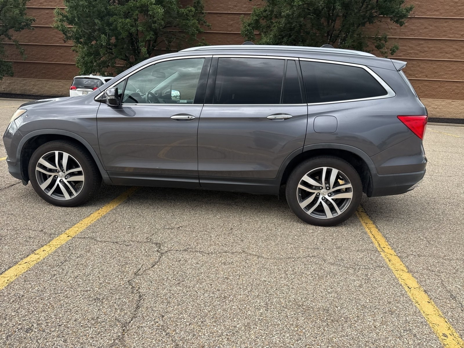 Used 2018 Modern Steel Metallic Honda Touring image 25