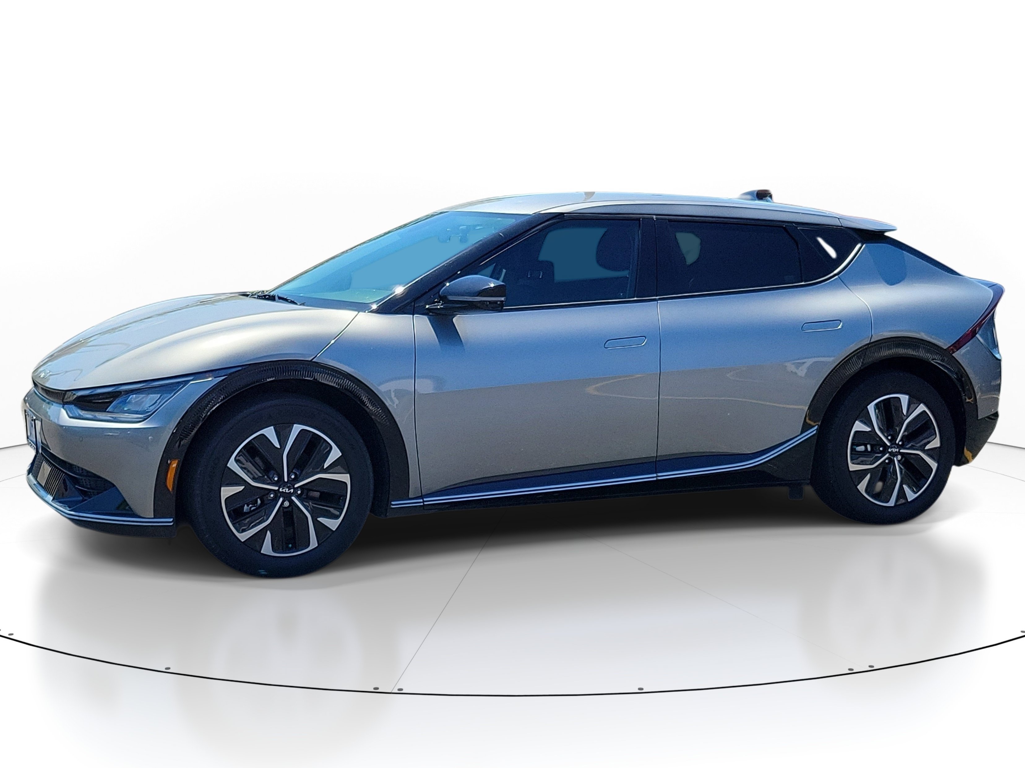 Used 2023 Steel Gray Kia Wind image 2