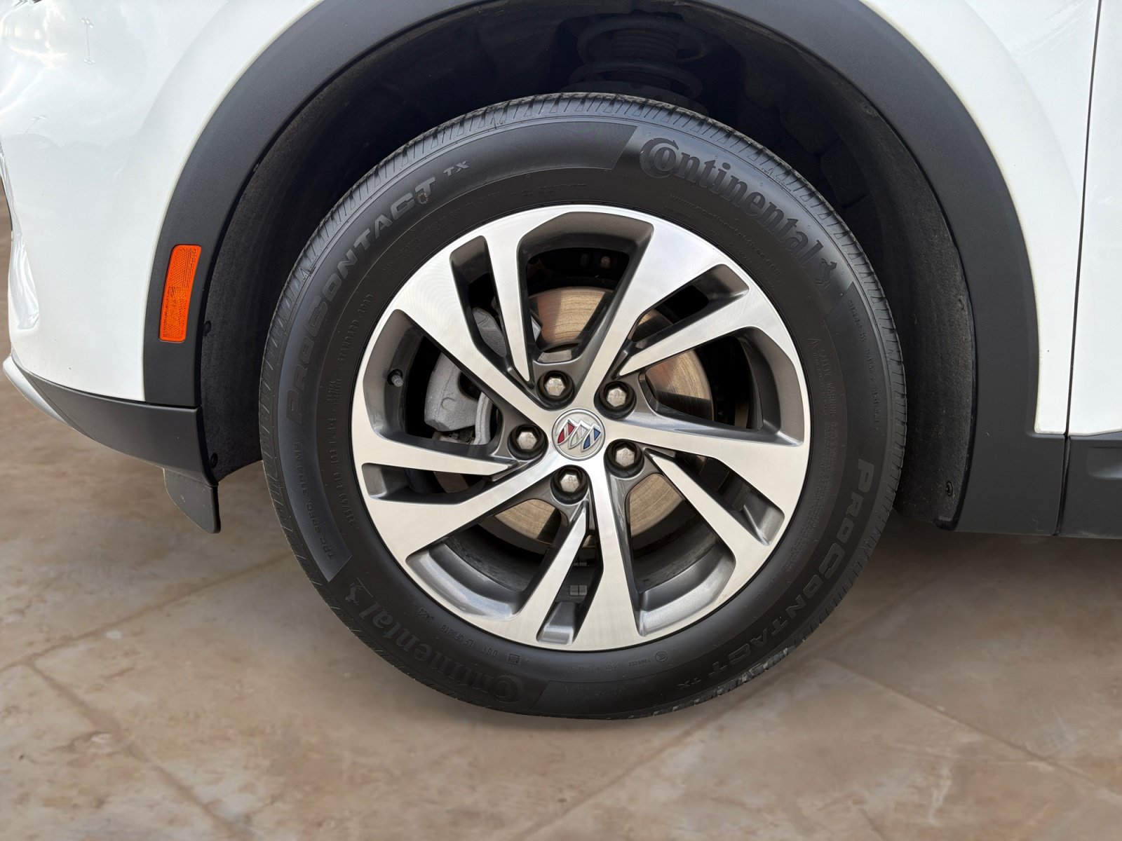 Used 2023 Summit White Buick Essence image 26