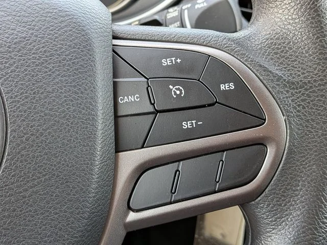 Used 2020 Silver Jeep Latitude image 22