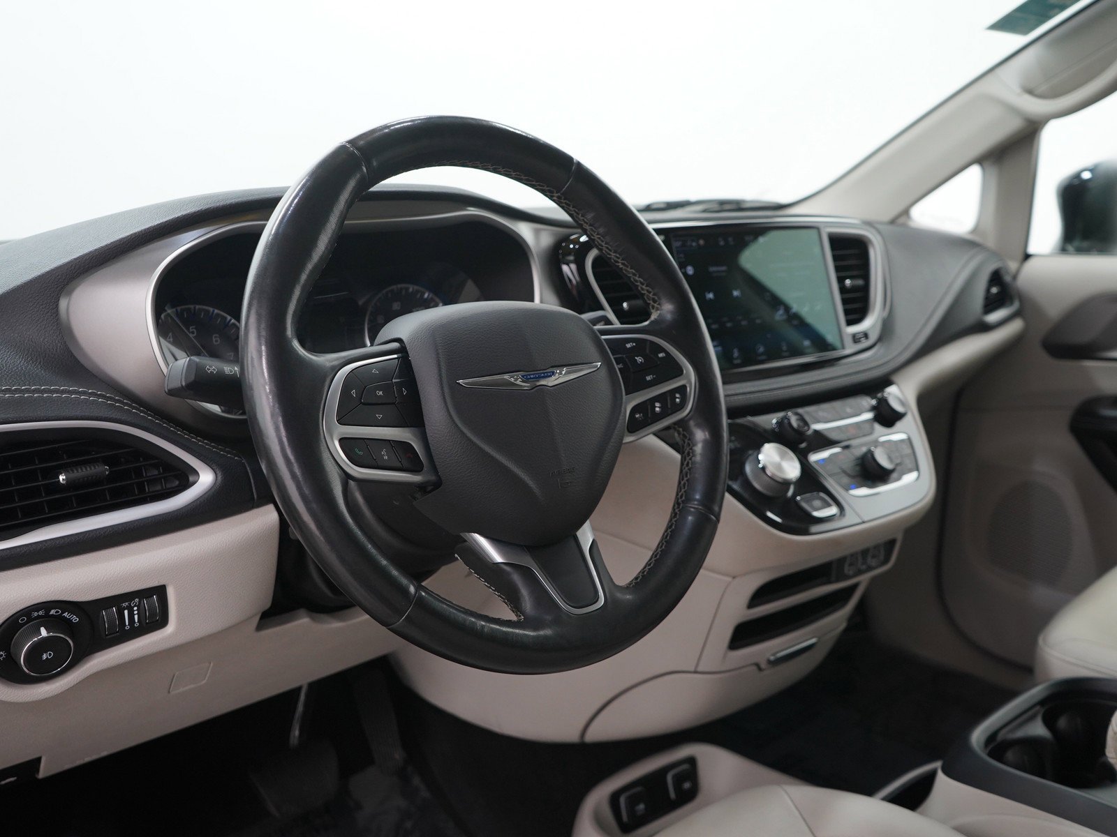 Used 2021 Brilliant Black Crystal Pearlcoat Chrysler Touring L FWD image 28
