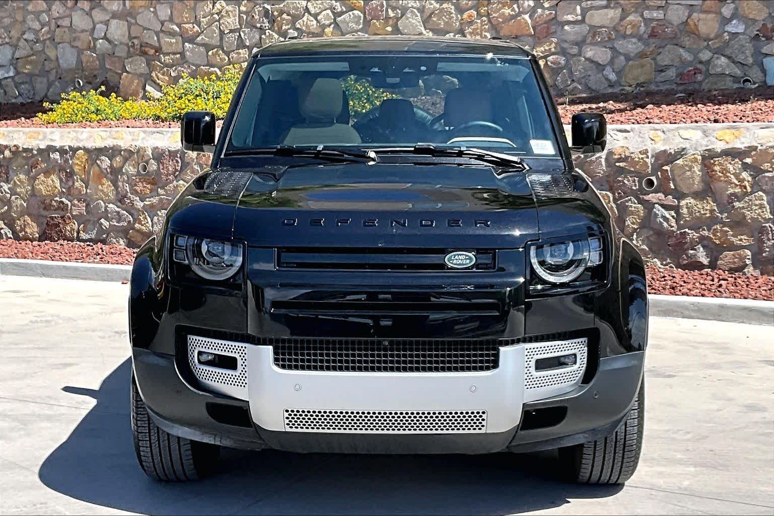 Used 2025 Santorini Black Metallic Land Rover S image 10