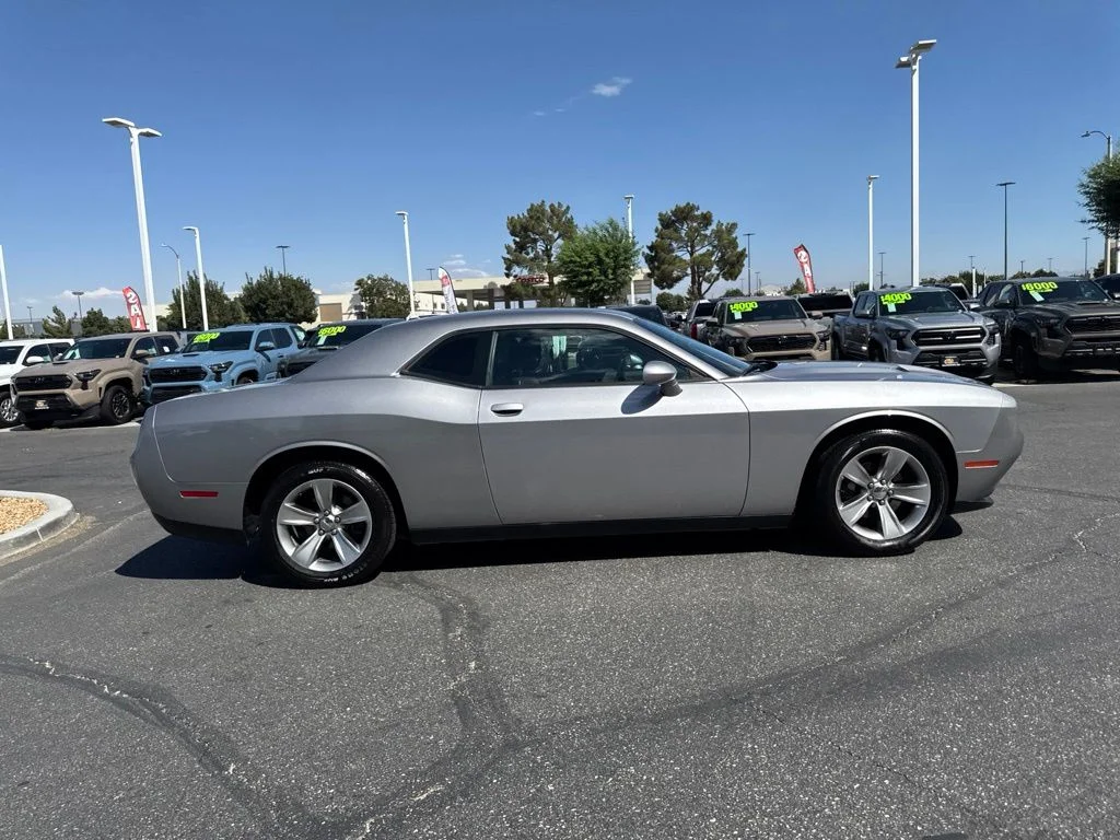 Used 2017 Silver Dodge SXT image 5
