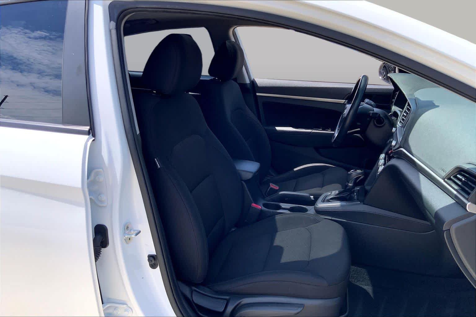 Used 2019 Quartz White Pearl Hyundai Value Edition image 9
