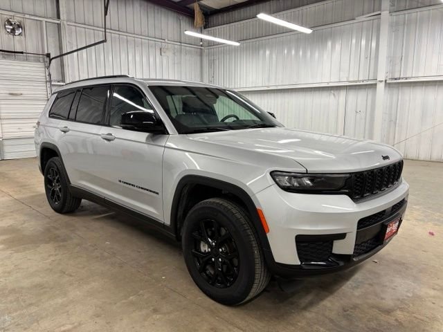 Used 2025 Silver Jeep Altitude X image 1