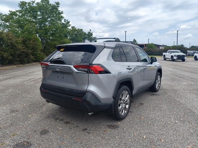 Used 2021 Silver Toyota XLE Premium image 9