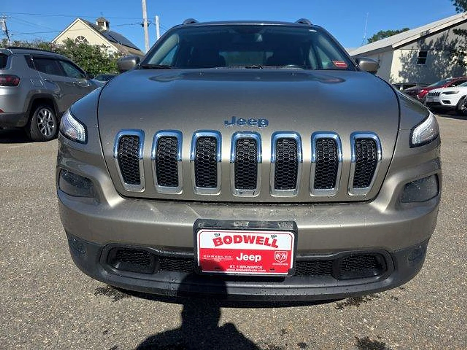 Used 2017 Light Brownstone Pearlcoat Jeep Latitude 4x4 image 8