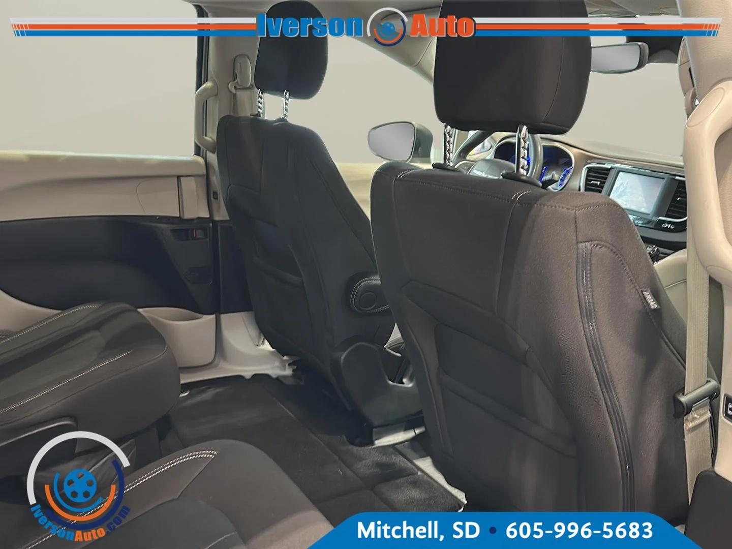 Used 2023 Silver Mist Clearcoat Chrysler LX image 30