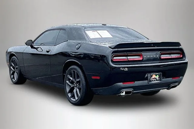 Used 2019 Black Dodge SXT image 4